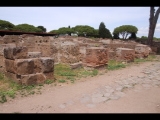 08148 ostia - regio v - via della fortuna della annonaria - edificio (v,iv,2) - suedseite - bli ri nordosten - 06-2024.jpg